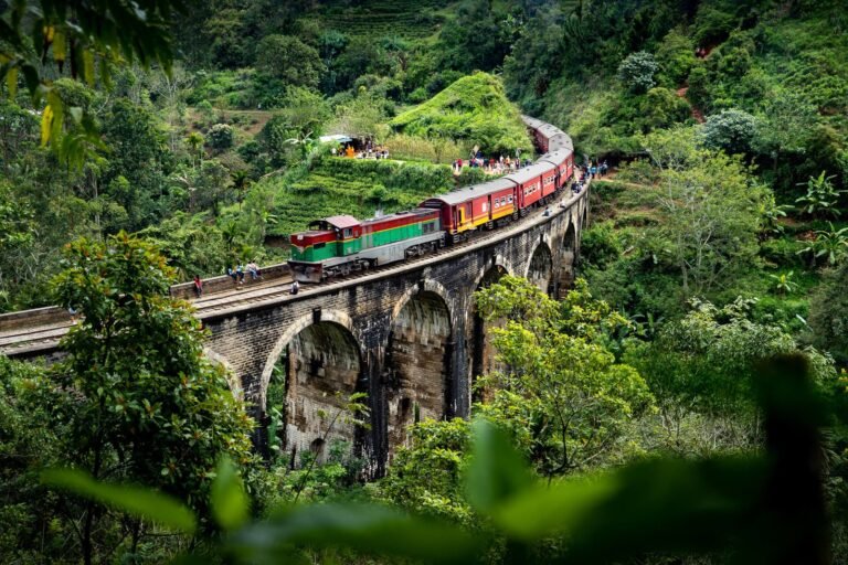 lankatrailtours-Nine-Arch-Bridge-Ella-Sri-Lanka